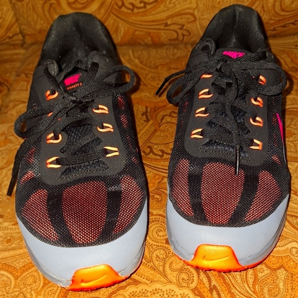 Nike Max Dynasty 2 Women's Black and Pink Athletic Shoes In A Size 9. EUC.